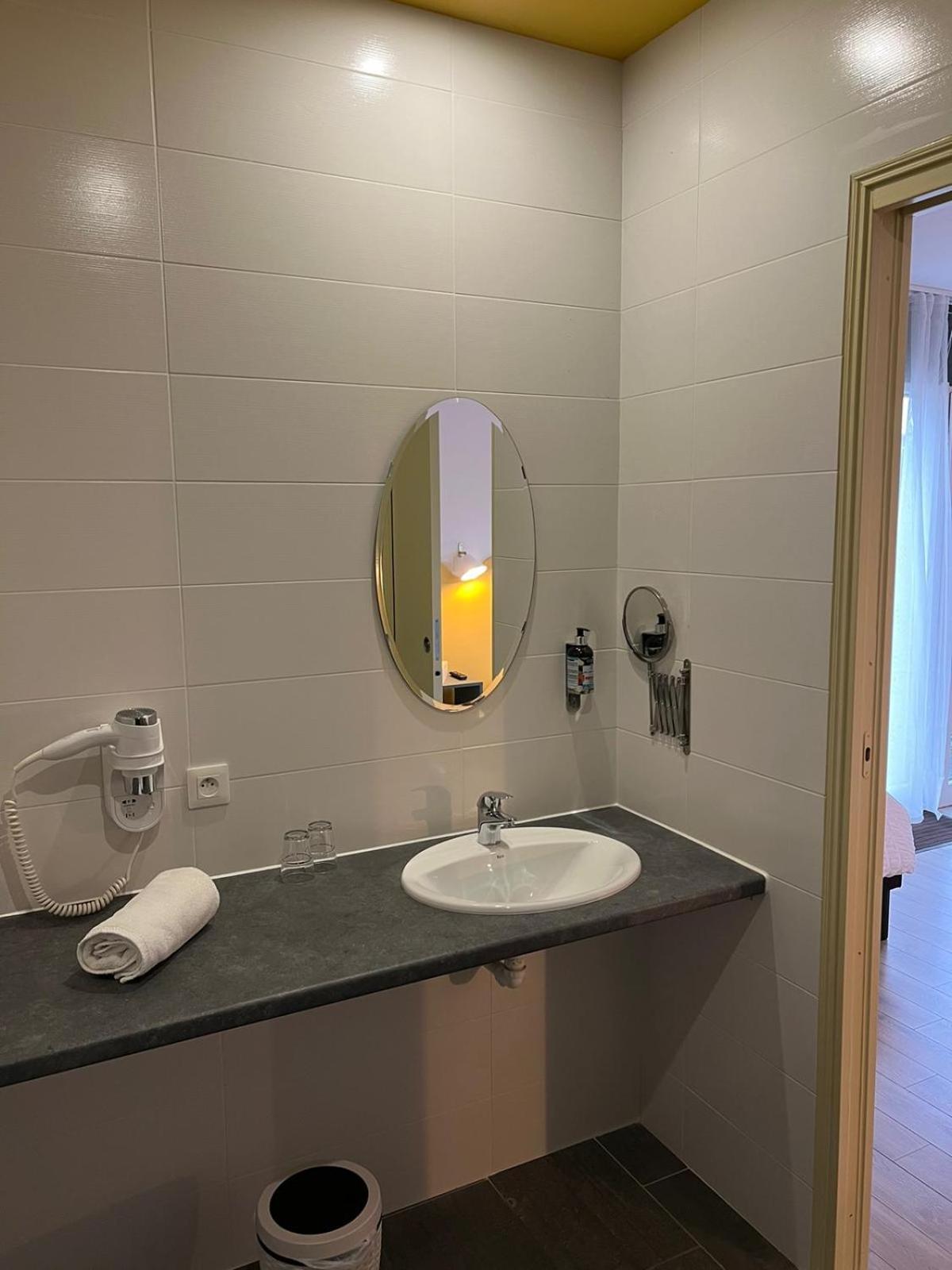 Hotel Les Voisins Beaucemaine Ploufragan Exteriör bild