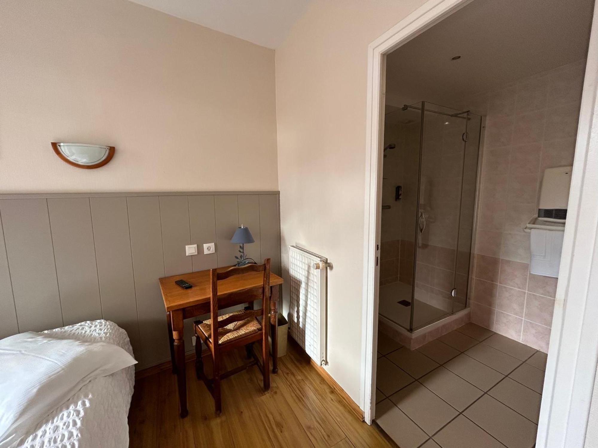 Hotel Les Voisins Beaucemaine Ploufragan Rum bild